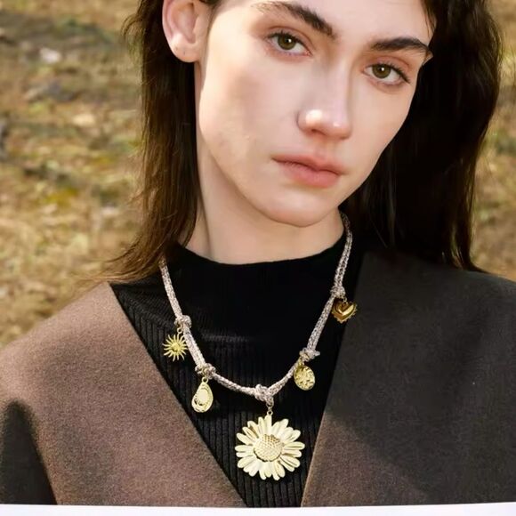 Boho Rope Chain Daisy Charm Necklace – Artistic, Light, and Beautifully Unique - Picture 1 of 15